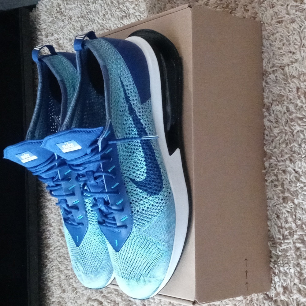 Nike Air Max FLYKNIT Racer - Picture 4 of 9